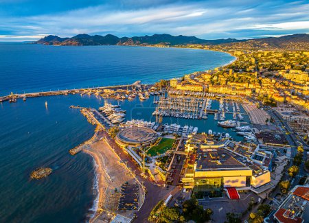 Vue aérienne de Cannes, station balnéaire de la Côte d'Azur, célèbre pour son festival international du film, France