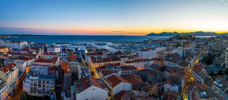Foto de Vista aérea de Cannes, una ciudad turística en la Riviera Francesa, es famosa por su festival de cine internacional, Francia - Imagen libre de derechos