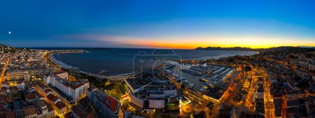 Foto de Vista aérea de Cannes, una ciudad turística en la Riviera Francesa, es famosa por su festival de cine internacional, Francia - Imagen libre de derechos