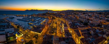 Téléchargez les photos : Vue aérienne de Cannes, station balnéaire de la Côte d'Azur, célèbre pour son festival international du film, France - en image libre de droit