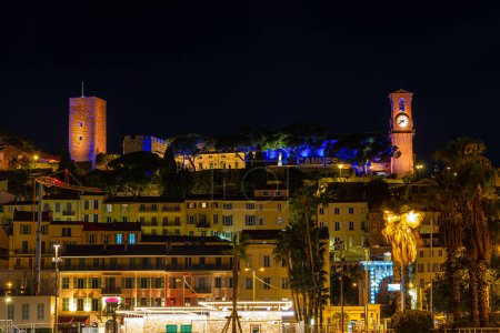 Foto de Vista nocturna de Cannes, una ciudad turística en la Riviera Francesa, es famosa por su festival de cine internacional, Francia - Imagen libre de derechos