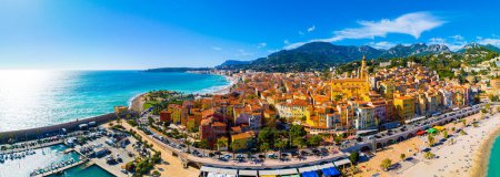 Vue de Menton, une ville sur la Côte d'Azur dans le sud-est de la France connue pour ses plages et le jardin de Serre de la Madone, France