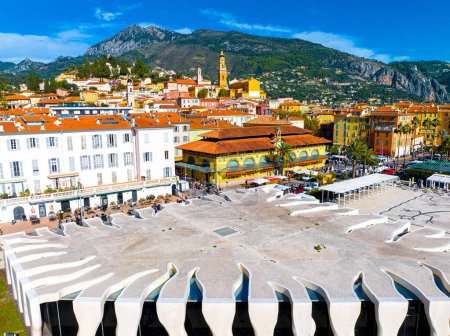 Téléchargez les photos : Vue de Menton, une ville sur la Côte d'Azur dans le sud-est de la France connue pour ses plages et le jardin de Serre de la Madone, France - en image libre de droit