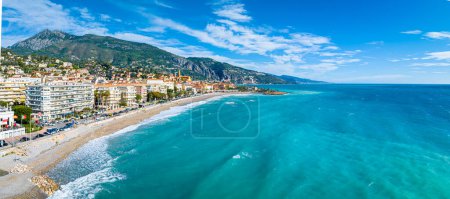 Foto de Vista de Menton, una ciudad en la Riviera Francesa en el sureste de Francia conocida por sus playas y el jardín del Serre de la Madone, Francia - Imagen libre de derechos