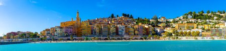 Téléchargez les photos : Vue de Menton, une ville sur la Côte d'Azur dans le sud-est de la France connue pour ses plages et le jardin de Serre de la Madone, France - en image libre de droit