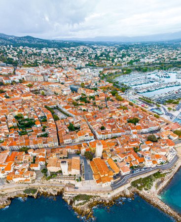 Téléchargez les photos : Vue aérienne d'Antibes, une station balnéaire entre Cannes et Nice sur la Côte d'Azur, France - en image libre de droit