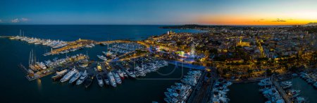 Foto de Sunset view of Antibes, una ciudad turística entre Cannes y Niza en la Riviera Francesa, Francia - Imagen libre de derechos