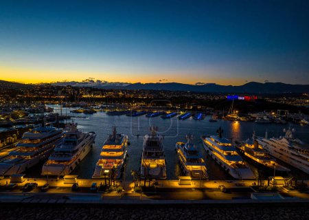 Téléchargez les photos : Coucher de soleil sur Antibes, station balnéaire entre Cannes et Nice sur la Côte d'Azur, France - en image libre de droit