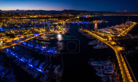 Téléchargez les photos : Coucher de soleil sur Antibes, station balnéaire entre Cannes et Nice sur la Côte d'Azur, France - en image libre de droit