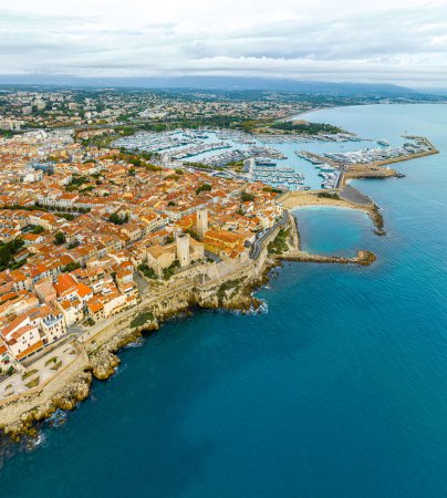 Foto de Vista aérea de Antibes, una ciudad turística entre Cannes y Niza en la Riviera Francesa, Francia - Imagen libre de derechos