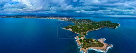 Foto de Vista aérea de Antibes, una ciudad turística entre Cannes y Niza en la Riviera Francesa, Francia - Imagen libre de derechos