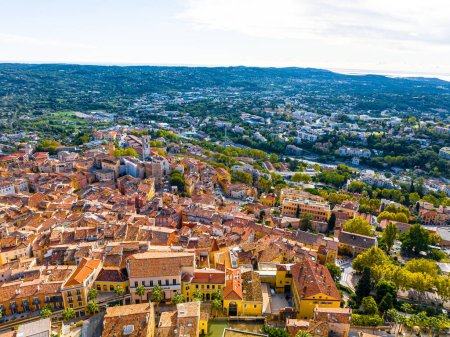 Téléchargez les photos : Vue aérienne de Grasse, une ville de la Côte d'Azur, connue pour son industrie du parfum de longue date, la France - en image libre de droit