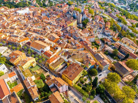 Foto de Vista aérea de Grasse, una ciudad en la Riviera francesa, conocida por su industria del perfume de larga data, Francia - Imagen libre de derechos
