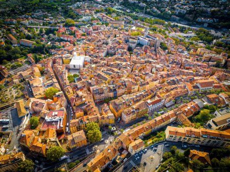 Téléchargez les photos : Vue aérienne de Grasse, une ville de la Côte d'Azur, connue pour son industrie du parfum de longue date, la France - en image libre de droit