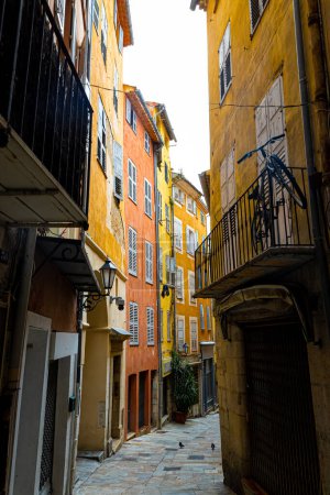Téléchargez les photos : Vue de Grasse, une ville de la Côte d'Azur, connue pour sa parfumerie de longue date, la France - en image libre de droit