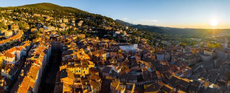 Foto de Vista aérea de Grasse, una ciudad en la Riviera francesa, conocida por su industria del perfume de larga data, Francia - Imagen libre de derechos