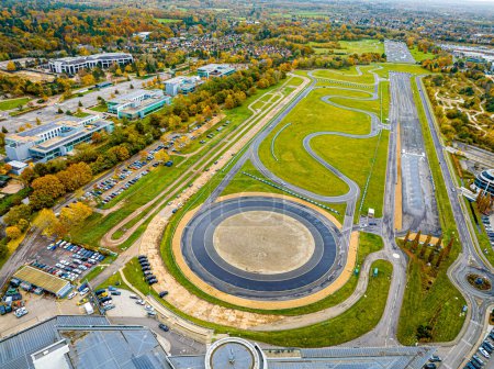 Foto de Vista aérea del circuito de carreras de motor y en Brooklands cerca de Weybridge en Surrey, Inglaterra, Reino Unido - Imagen libre de derechos