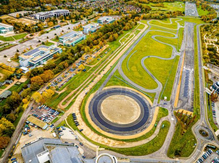 Téléchargez les photos : Vue aérienne du circuit automobile et de Brooklands près de Weybridge à Surrey, Angleterre, Royaume-Uni - en image libre de droit