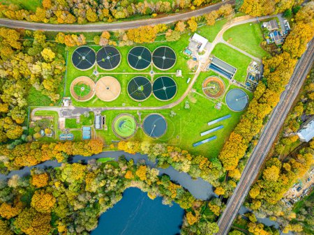 Foto de Vista aérea de la depuradora de aguas residuales en Surrey, Inglaterra, Reino Unido - Imagen libre de derechos