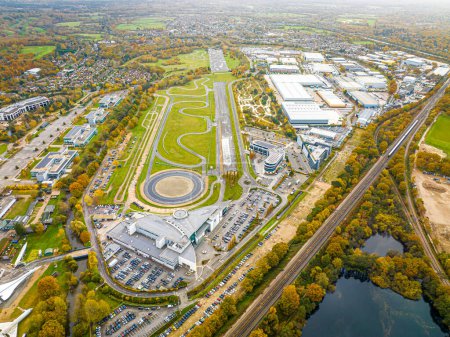 Téléchargez les photos : Vue aérienne du circuit automobile et de Brooklands près de Weybridge à Surrey, Angleterre, Royaume-Uni - en image libre de droit