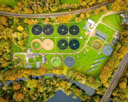 Téléchargez les photos : Vue aérienne de l'usine de traitement des eaux usées de Surrey, Angleterre, Royaume-Uni - en image libre de droit