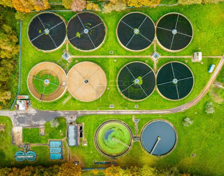 Téléchargez les photos : Vue aérienne de l'usine de traitement des eaux usées de Surrey, Angleterre, Royaume-Uni - en image libre de droit