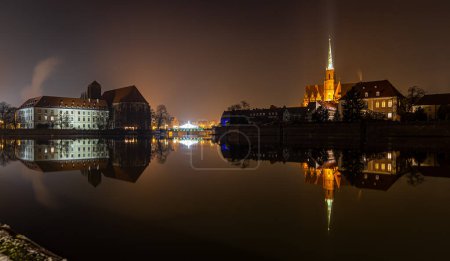 Foto de Vista de la Iglesia Colegiata de la Santa Cruz en Wroclaw en la noche, Polonia, UE - Imagen libre de derechos