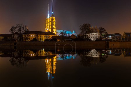 Téléchargez les photos : Vue de l'île de Tumski à Wroclaw dans la nuit, Pologne, UE - en image libre de droit