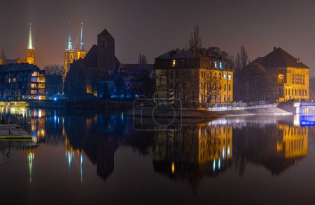 Foto de Vista de la isla de Tumski en Wroclaw en la noche, Polonia, UE - Imagen libre de derechos