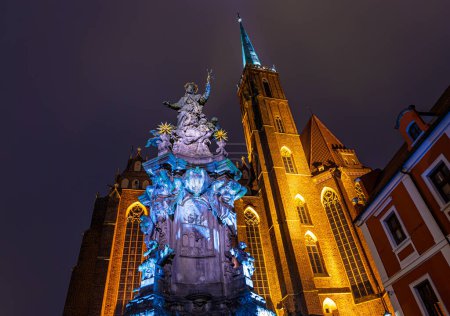 Téléchargez les photos : Vue de la Collégiale de la Sainte Croix à Wroclaw dans la nuit, Pologne, UE - en image libre de droit