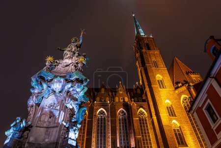 Téléchargez les photos : Vue de la Collégiale de la Sainte Croix à Wroclaw dans la nuit, Pologne, UE - en image libre de droit