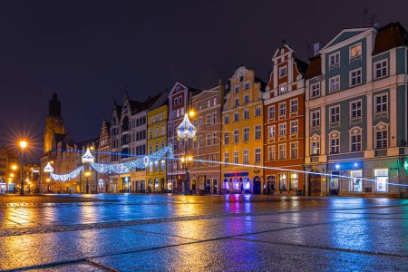 Téléchargez les photos : Vue de la place du marché de Wroclaw dans la nuit, Pologne, UE - en image libre de droit