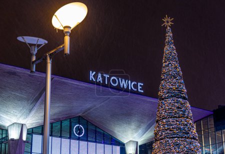 Téléchargez les photos : Gare de Katowice décorée pour Noël en hiver, Pologne, UE - en image libre de droit