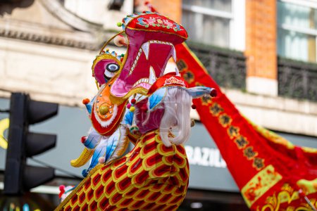 Téléchargez les photos : Danse du dragon lors des célébrations de l'année lunaire chinoise à Londres, Angleterre - en image libre de droit