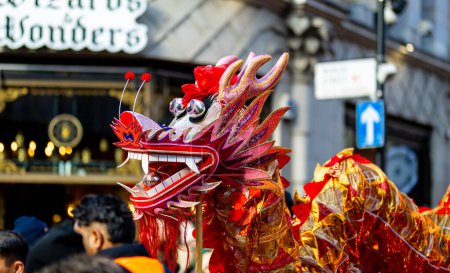 Téléchargez les photos : Danse du dragon lors des célébrations de l'année lunaire chinoise à Londres, Angleterre - en image libre de droit