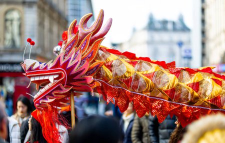 Danza del dragón durante las celebraciones del año lunar chino en Londres, Inglaterra