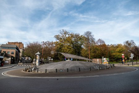 Téléchargez les photos : Charleroi, Belgique, 11 novembre 2022. Rond-point, île scientifique avec une sculpture de Sandrine Devos - en image libre de droit
