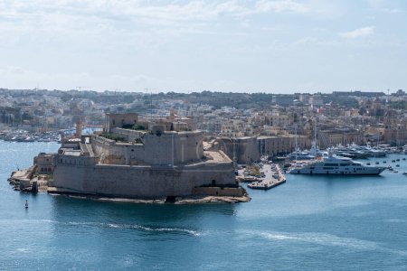 Téléchargez les photos : La Valette, Malte, le 1er mai 2023. Vue panoramique du fort St. Angelo depuis les jardins d'Upper Barrakka - en image libre de droit