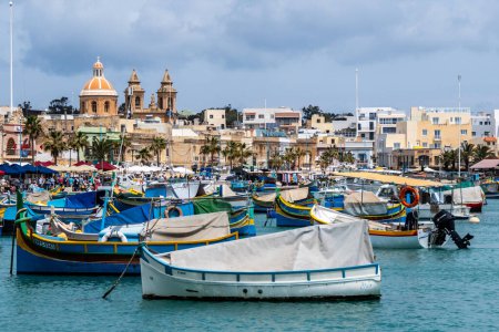 Téléchargez les photos : Marsaxlokk, Malte, 2 mai 2023. L'une des principales attractions de Marsaxlokk sont les célèbres bateaux à rames colorés avec les yeux - en image libre de droit