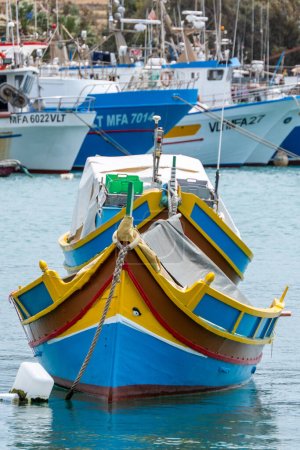 Foto de Marsaxlokk, Malta, 2 de mayo de 2023. Uno de los principales atractivos de Marsaxlokk son los famosos botes de remos de colores con ojos - Imagen libre de derechos