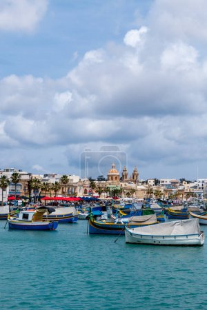 Foto de Marsaxlokk, Malta, 2 de mayo de 2023. Uno de los principales atractivos de Marsaxlokk son los famosos botes de remos de colores con ojos - Imagen libre de derechos