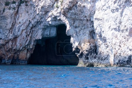 Téléchargez les photos : Wied iz Zurrieq, Malte, 2 mai 2023. Ensemble de grottes marines autour de la grotte bleue. Ils forment l'un des plus beaux paysages naturels de Malte. - en image libre de droit