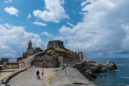 Foto de Portovenere, Italia, 30 de julio de 2023. Iglesia de San Pedro situada sobre una roca - Imagen libre de derechos