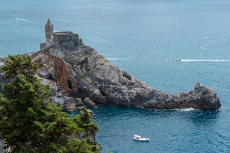 Foto de Portovenere, Italia, 30 de julio de 2023. Iglesia de San Pedro situada sobre una roca - Imagen libre de derechos