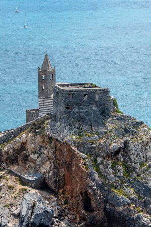 Téléchargez les photos : Portovenere, Italie, 30 juillet 2023. Église Saint Pierre située sur un rocher - en image libre de droit