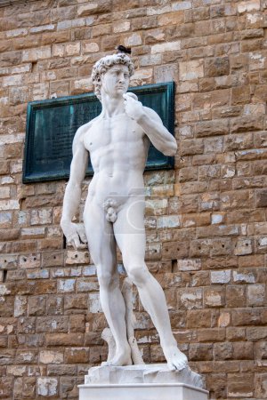 Foto de Florencia, Italia, 25 de julio de 2023. Réplica del David de Miguel Ángel frente al Palazzo Vecchio. - Imagen libre de derechos