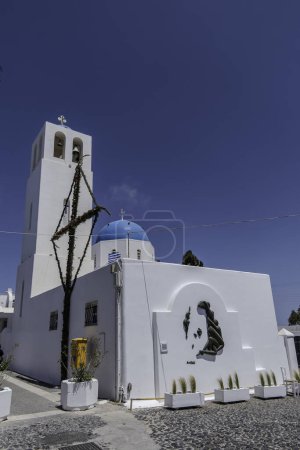 Santorin, Griechenland, 3. Mai 2024. Orthodoxe Kirche des Heiligen Gerasimos in Firostefani