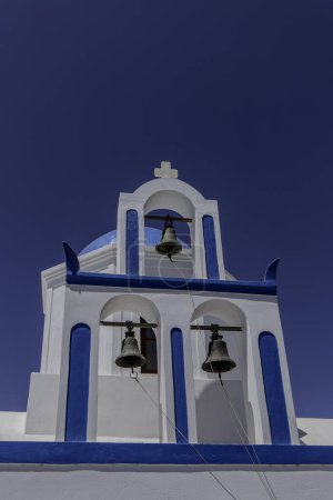 Santorini, Grecia, 3 de mayo de 2024. Las tres campanas de la iglesia ortodoxa Profitis Ilias