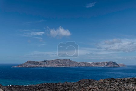 Santorin, Griechenland, 4. Mai 2024. Die Insel Thirasia und ihr Krokodilkopf von der Vulkaninsel Nea Kameni