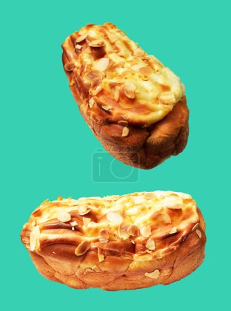 Téléchargez les photos : Brioche pain pain pâtisserie isolé avec des tranches d'amande et fromage en fond vert avec chemin de coupe, pas d'ombre, pâtisserie maison dessert pâtisserie - en image libre de droit
